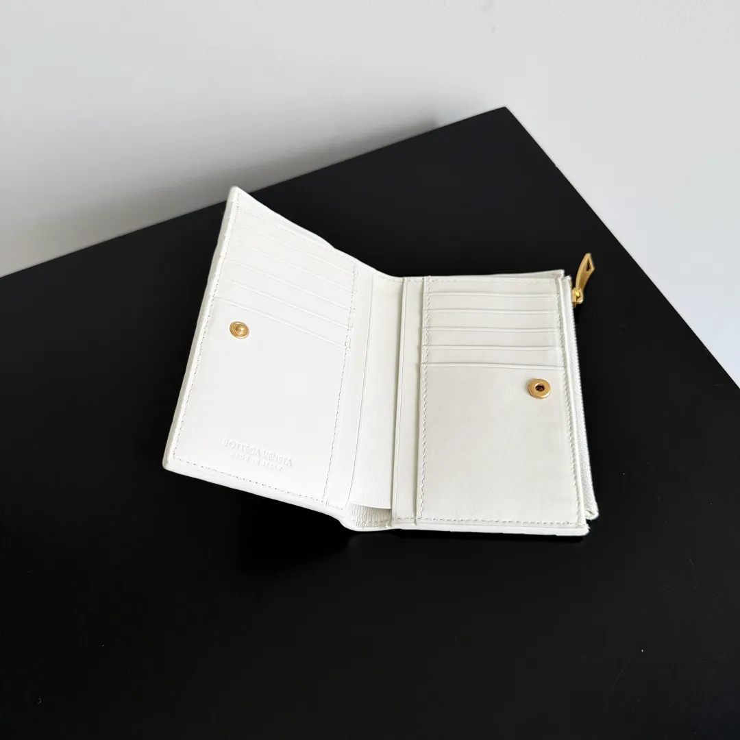 Batch 960 of BOTTEGA VENETA’s new woven small wallets are now shipping! ! ! 🥰🥰Made of carefully selected first-layer sheepskin fabric, this small luxury wallet has an elegant appearance and is also full of practicality. It can store change, driver's license and various cards at the same time. It is so small that it can be put in your pocket and carried with you. It is really convenient [Applause][Applause] Style No.: 667468 Size: 14.5*9.3*2cm